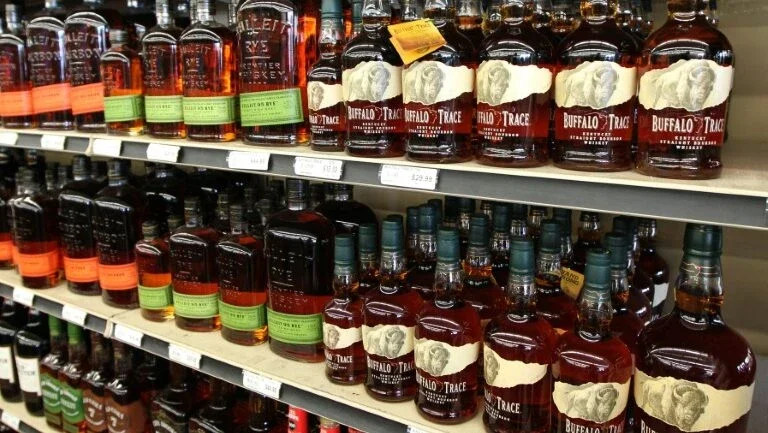 Garrafas de bourbon na prateleira de uma loja de bebidas em Louisville, Kentucky, em junho de 2018 - GETTY IMAGES NORTH AMERICA/AFP/Arquivos