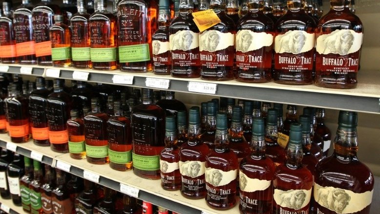 Garrafas de bourbon na prateleira de uma loja de bebidas em Louisville, Kentucky, em junho de 2018 - GETTY IMAGES NORTH AMERICA/AFP/Arquivos