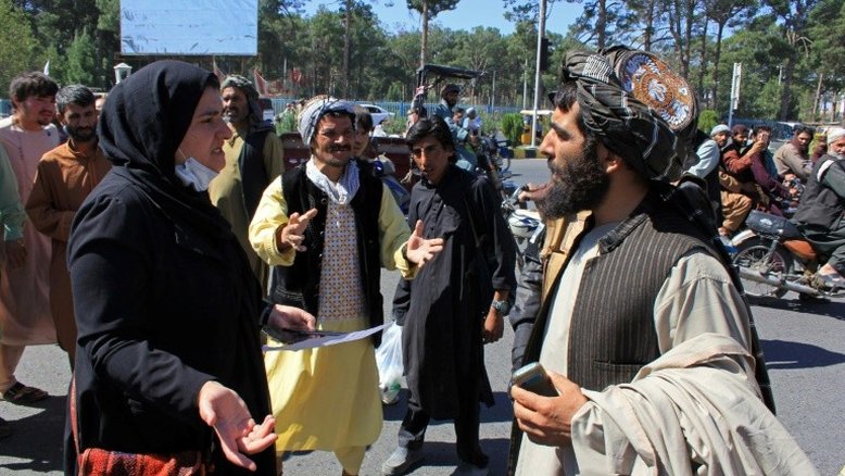 Mulheres afegãs protestam em Herat por seus direitos