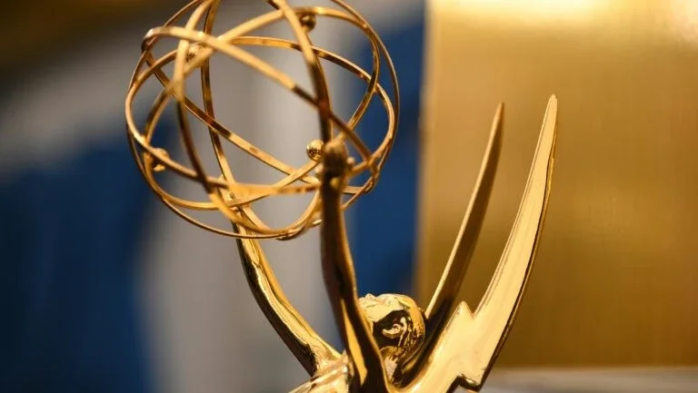 Astros iniciam desfile pelo tapete vermelho do Emmy