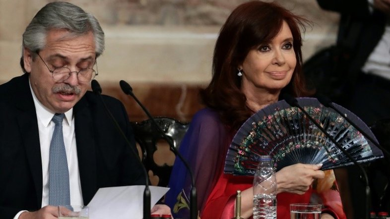 Kirchner desafia Fernández e pede mudança no gabinete na Argentina