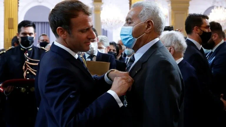 Macron pede perdão aos harkis em nome da França e promete reparação