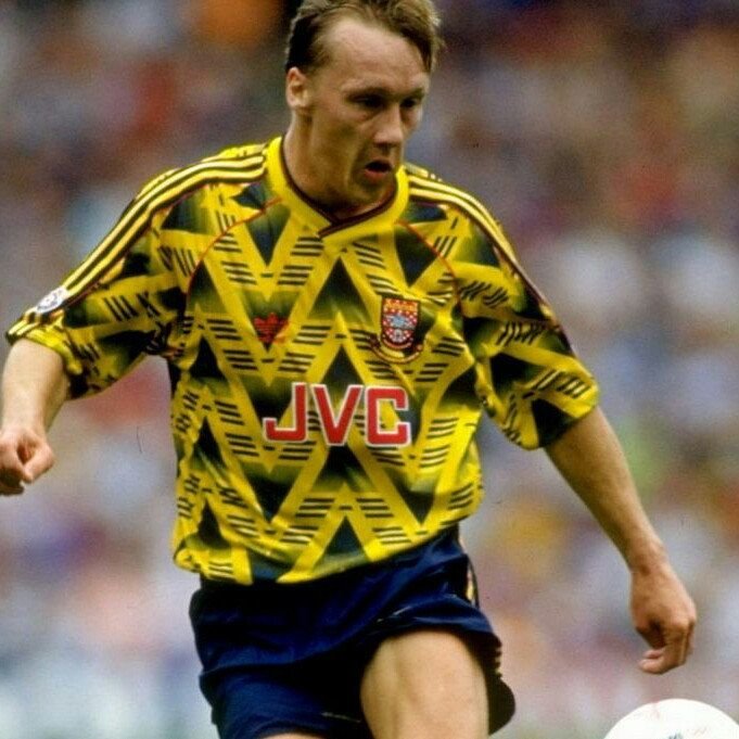 Entre as camisas mais bizarras do futebol tem até suástica oculta; confira a lista