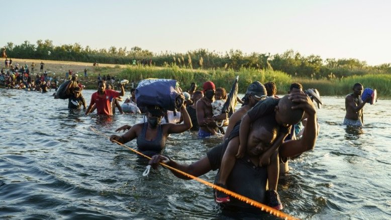 Haitianos devolvidos pelos EUA voltam ao seu país, incapaz de acolhê-los