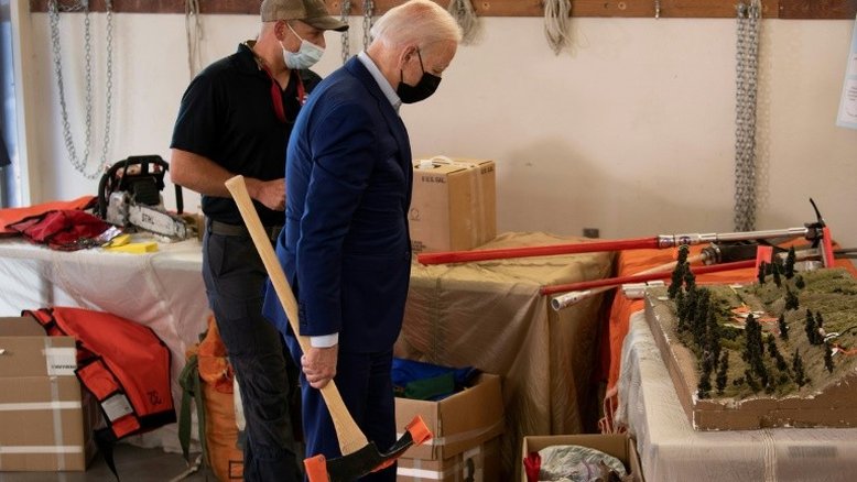 Biden visita oeste do país após incêndios e na véspera de referendo