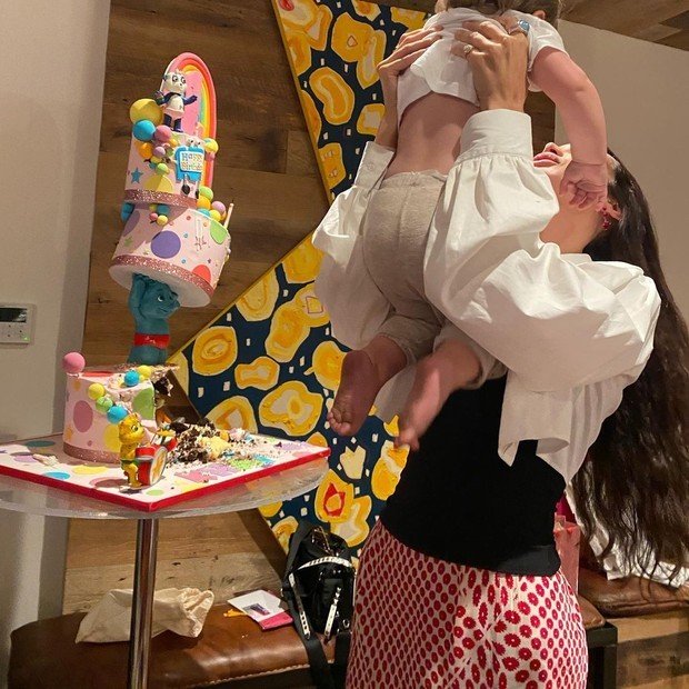 Gigi Hadid e Zayn Malik comemoram primeiro aniversário da filha
