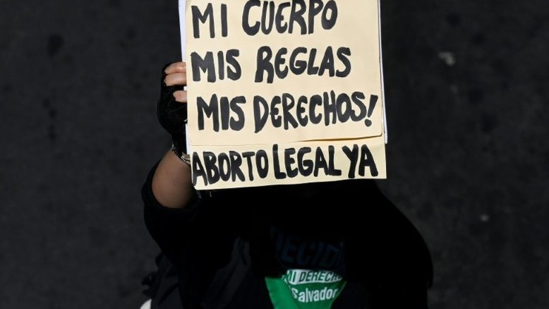 Centenas de mulheres marcham pelo direito ao aborto em El Salvador