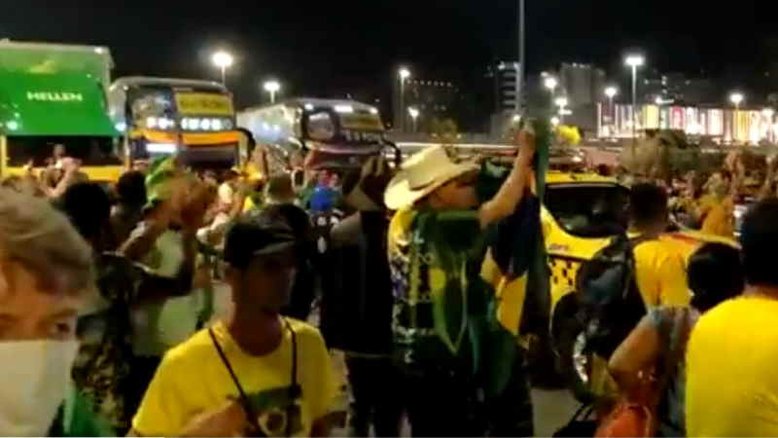 Na véspera de atos, bolsonaristas passam por bloqueio e invadem Esplanada
