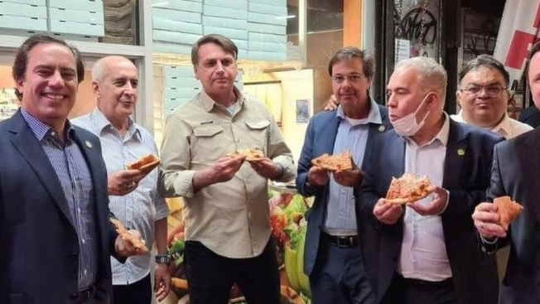 Sem estar vacinado, Bolsonaro come pizza na calçada em Nova York