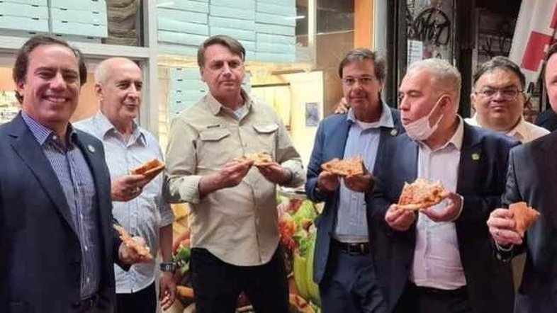 Sem estar vacinado, Bolsonaro come pizza na calçada em Nova York