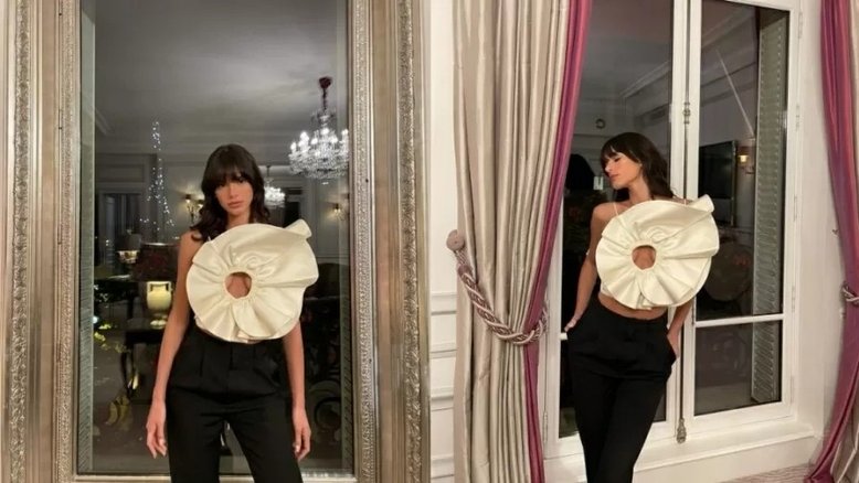 Bruna Marquezine mostra look criativo para jantar em Paris e deixa parte dos seios à mostra