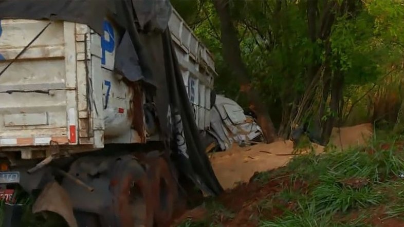 Caminhão desgovernado bate em carros e causa 4 mortes no Paraná