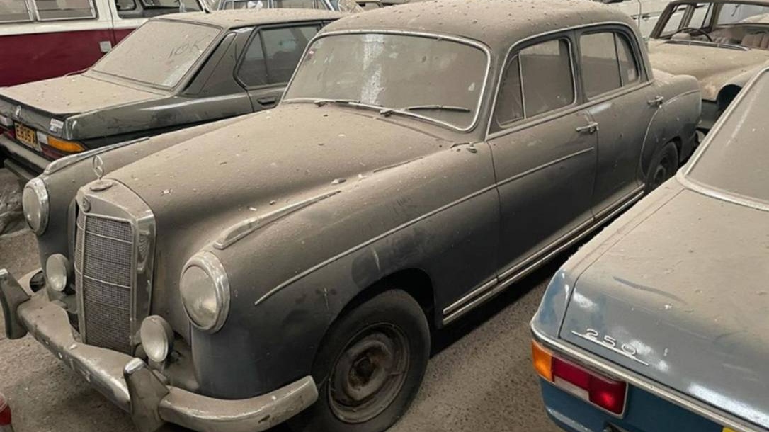 Mais de 170 carros de luxo abandonados em galpão vão a leilão em Londres
