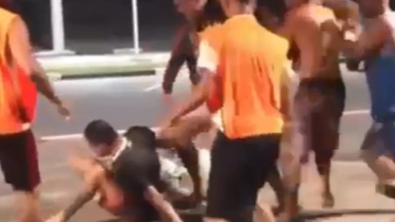 Vídeo: Homem é espancado após briga no Guarujá