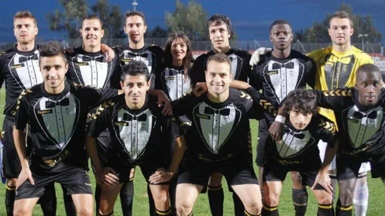 Entre as camisas mais bizarras do futebol tem até suástica oculta; confira a lista