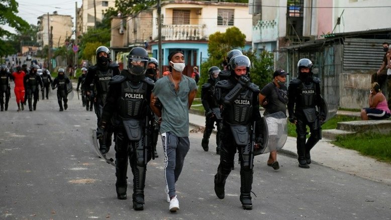 Opositor cubano Guillermo Fariñas é libertado após prisão preventiva