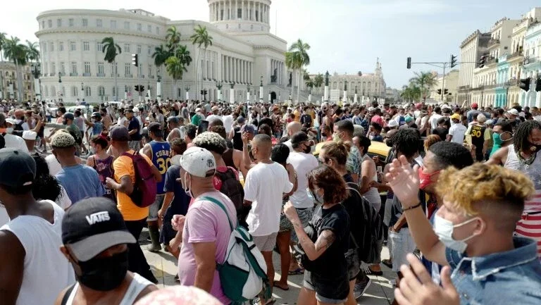 Eurodeputados pedem sanções a autoridades cubanas por repressão a protestos