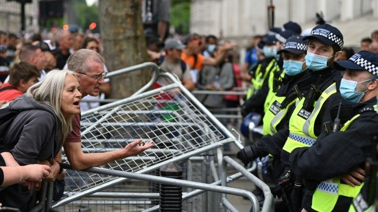 Policiais feridos em confrontos com manifestantes antivacina em Londres