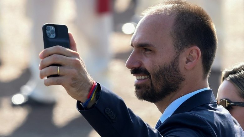 Eduardo Bolsonaro testa positivo para covid-19 após viagem a NY