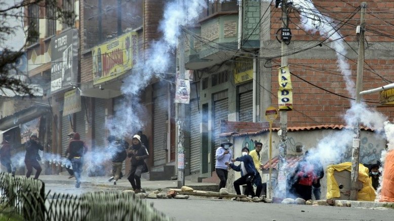 'Cocaleros' voltam a entrar em confronto com a polícia e queimam viaturas na Bolívia