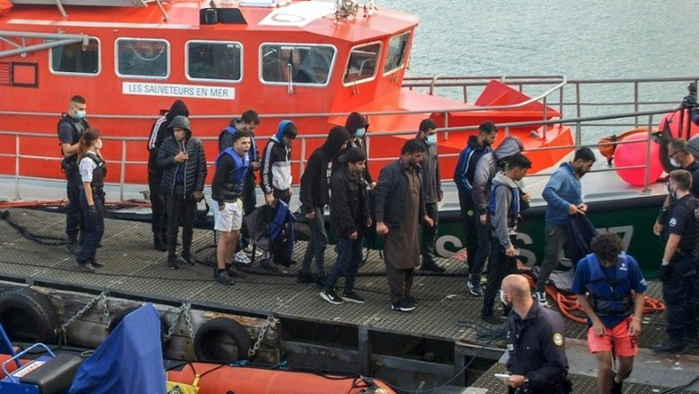 Mais de 100 imigrantes são socorridos na costa norte da França
