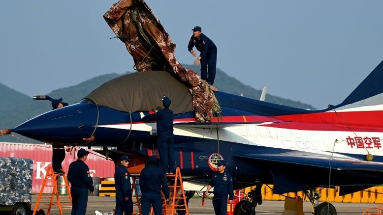 China exibe poderio aéreo em feira de aviação