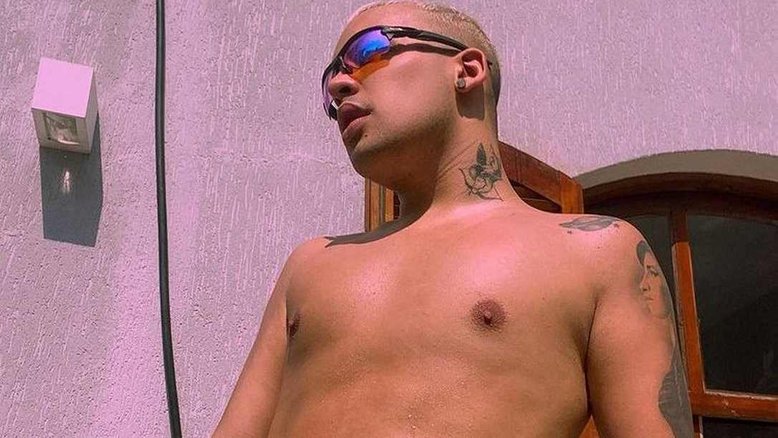 Gloria Groove surge 'desmontada' e look de sunga é elogiado: 'Subiu a temperatura'
