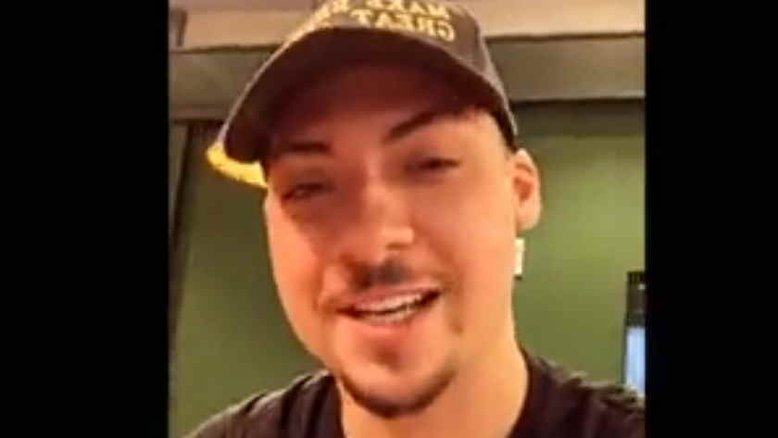 Filho de Bolsonaro se manifesta após ex-assessor dizer que teve relação amorosa com ele