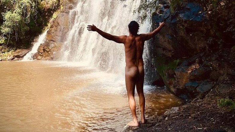 José Loreto é clicado nu na cachoeira por Marcello Novaes