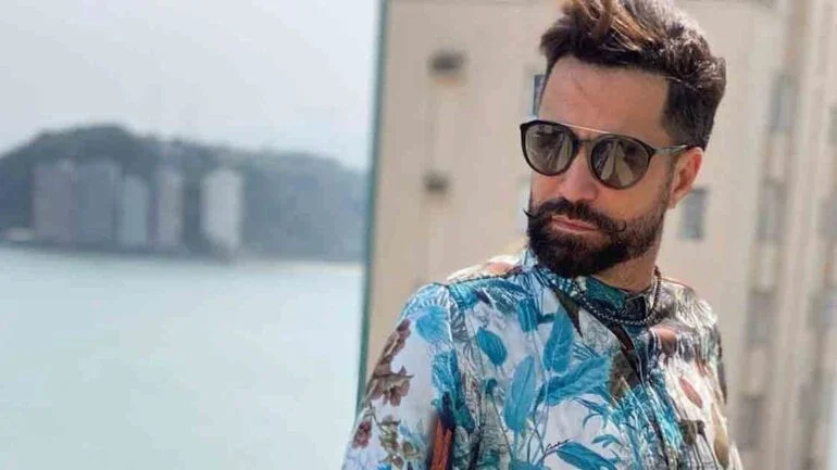 Latino vira piada entre fãs ao confundir cidades de São Paulo