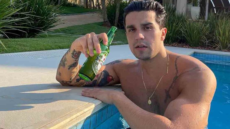Físico de Luan Santana chama atenção em foto na piscina: ‘Popeye?’