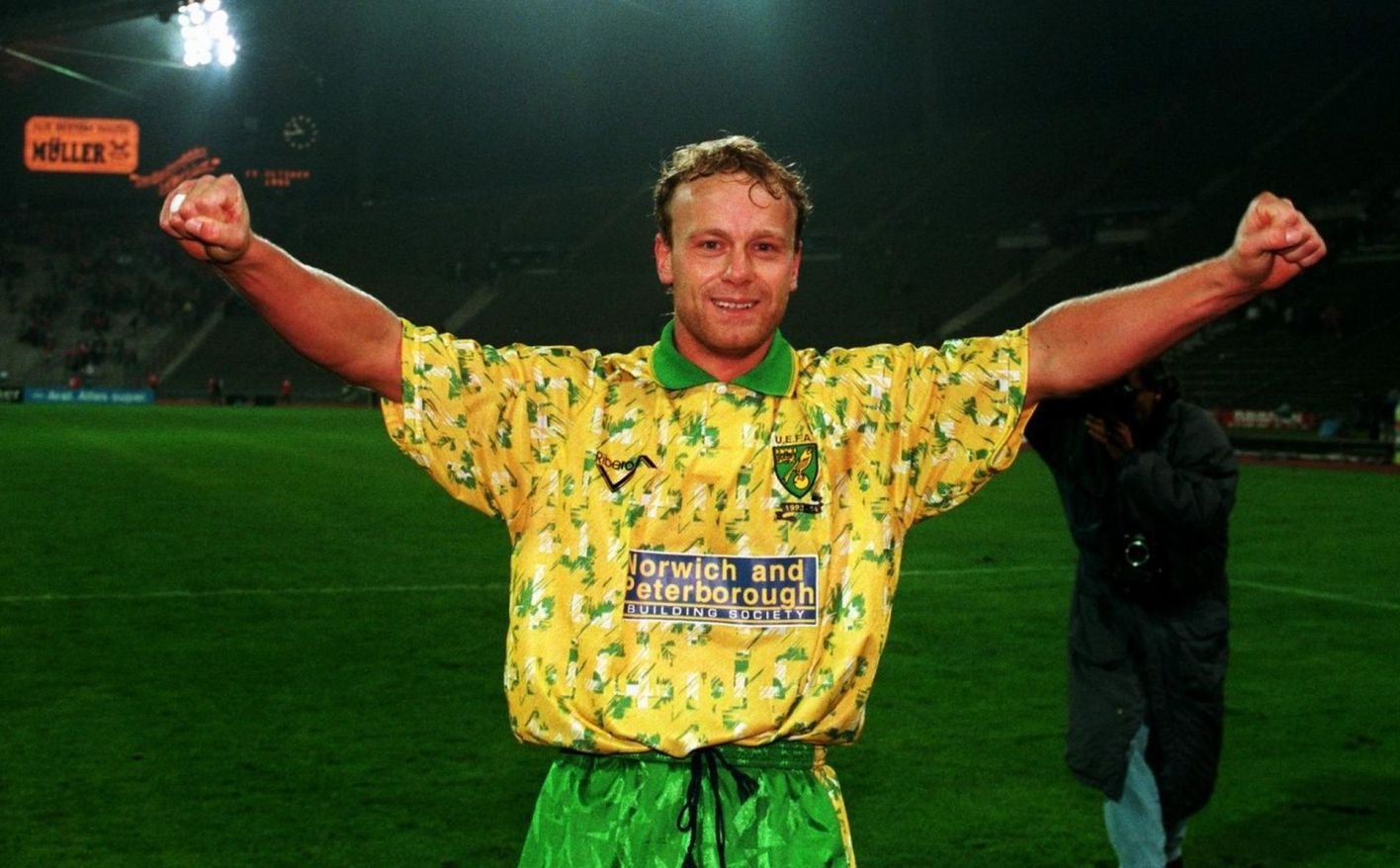 Entre as camisas mais bizarras do futebol tem até suástica oculta; confira a lista