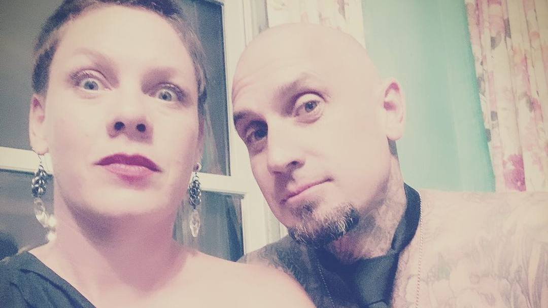 Conheça famosos que decidiram ter um relacionamento aberto ou não monogâmico 9 Pink e o marido, Carey Hart