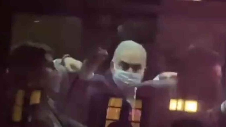 Queiroga faz gestos obscenos a manifestantes em Nova York