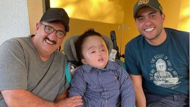 Ratinho compartilha foto do neto que nasceu com hidrocefalia: 'Grande amor'