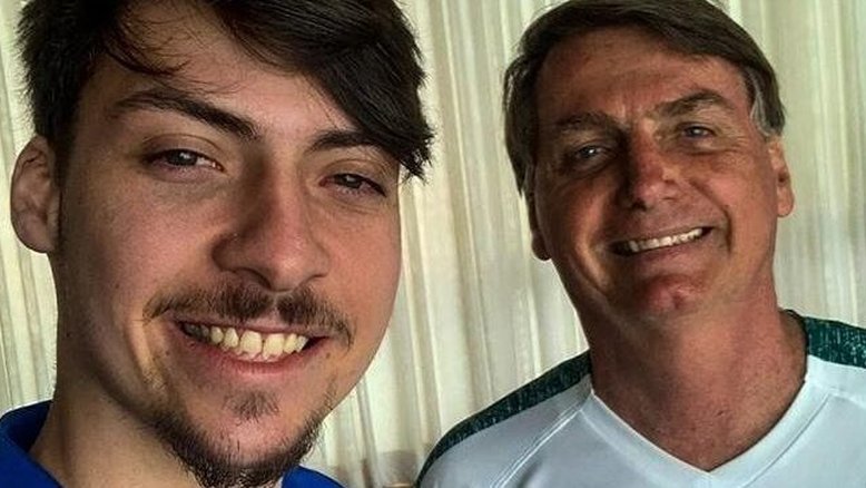 'Melhor coisa que o Bolsonaro que já fez', diz internautas sobre filho 04 do presidente