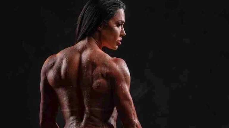 Gracyanne Barbosa exibe corpo musculoso e fala sobre preconceito