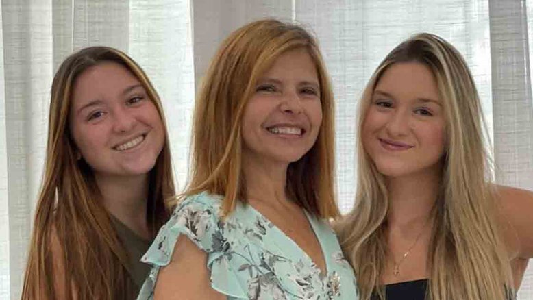 Em briga por herança, gêmeas de Gugu celebram o aniversário da mãe sem a presença do irmão