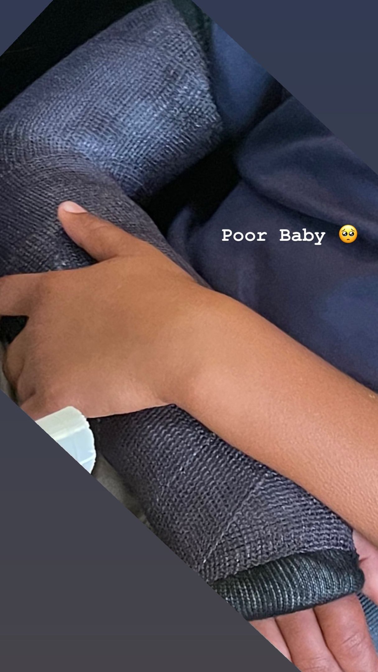 Filho de Kim Kardashian quebra o braço e ela lamenta: 'Não estou bem'