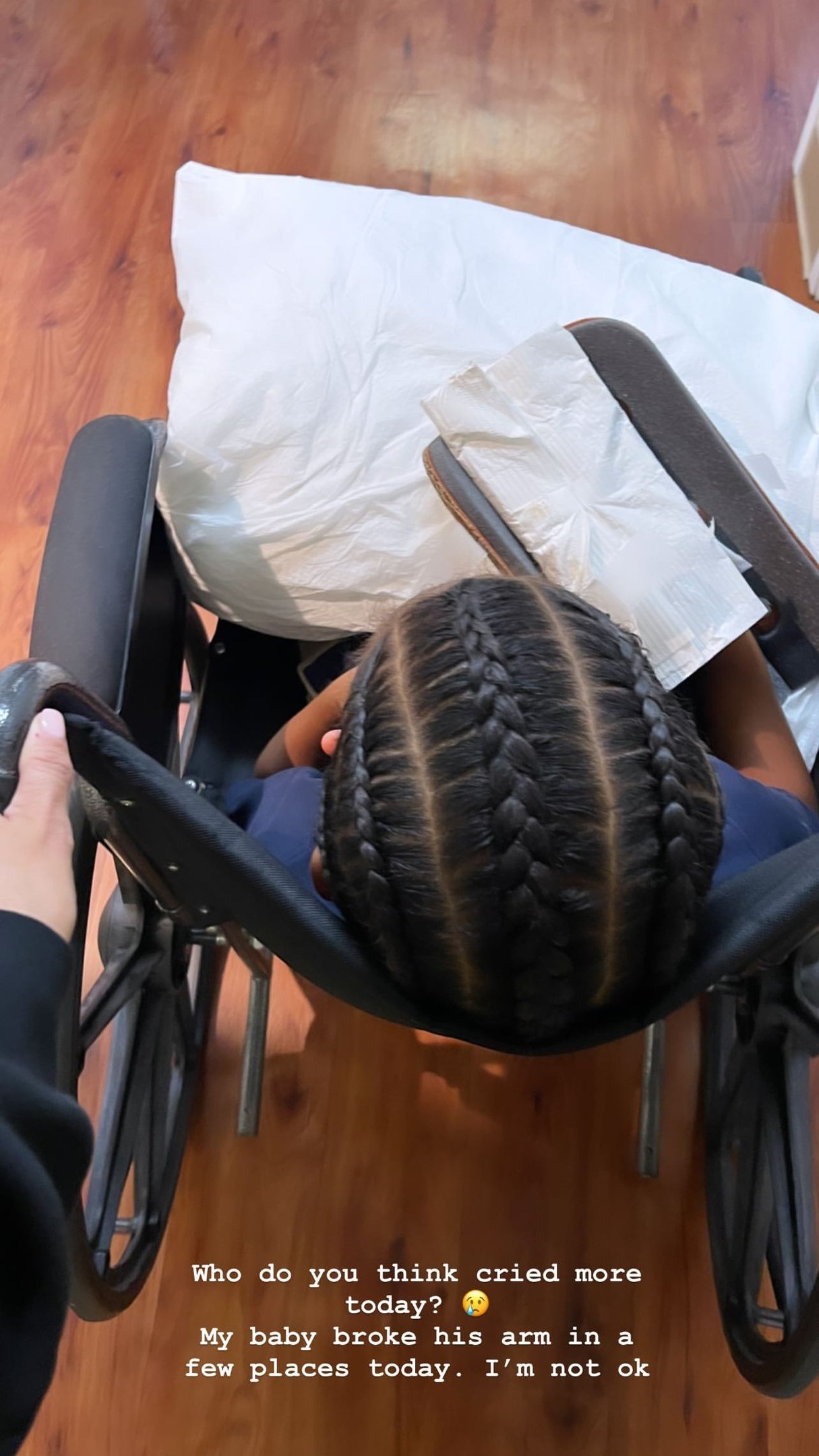 Filho de Kim Kardashian quebra o braço e ela lamenta: 'Não estou bem'