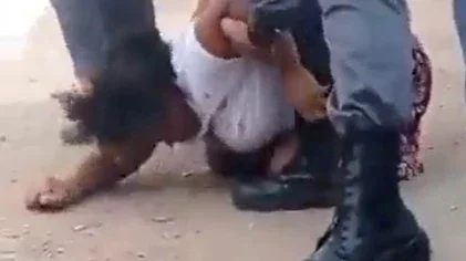 Vídeo: Policial agride mulher com joelhada e socos no ES
