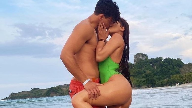 Filho de Carla Perez e Xanddy curte praia com namorada