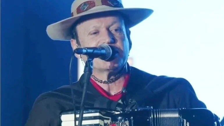 Vocalista da banda Garotos de Ouro morre em acidente de ônibus