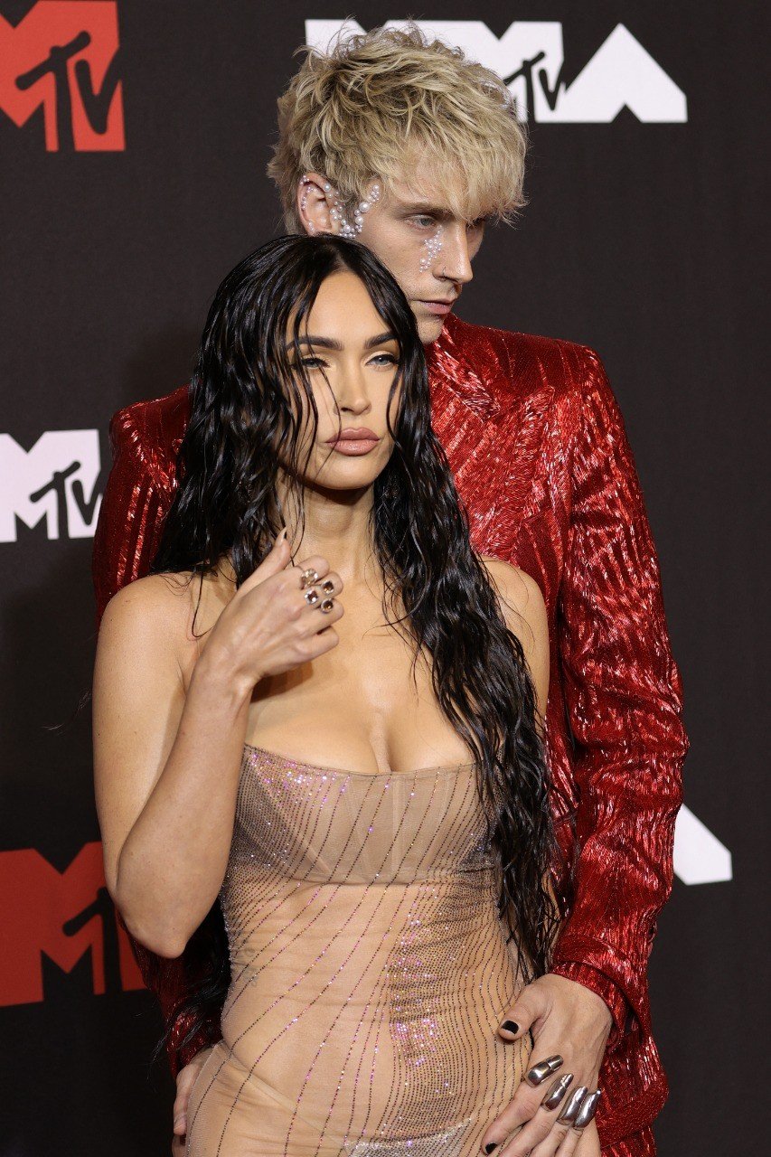 Megan Fox capricha com look transparente em premiação