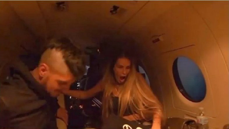 Yasmin Brunet se assusta com turbulência em jatinho particular