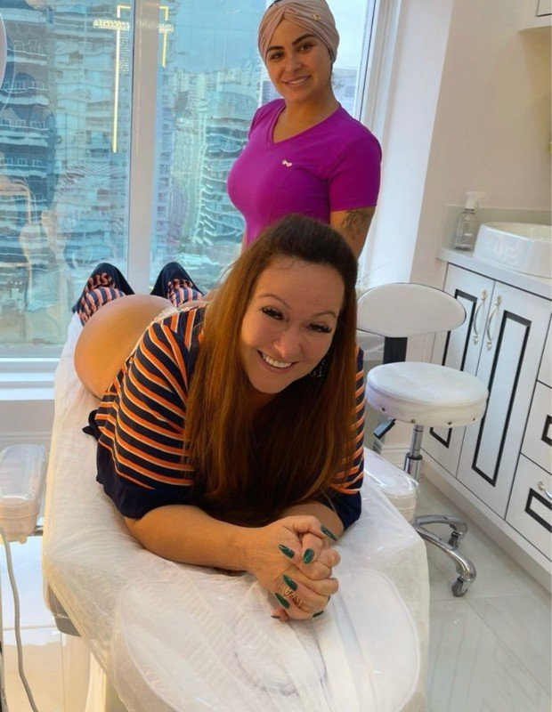 Mãe de Neymar faz procedimento para rejuvenescer bumbum; confira