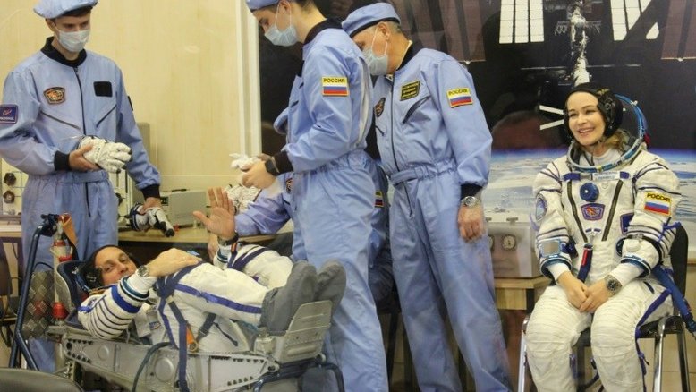 Equipe russa chega à ISS para gravar primeiro filme no espaço