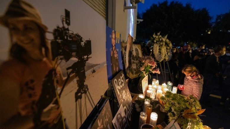 Vigília em Hollywood homenageia diretora de fotografia morta em set de filmagem