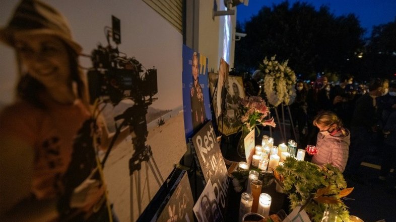 Vigília em Hollywood homenageia diretora de fotografia morta em set de filmagem