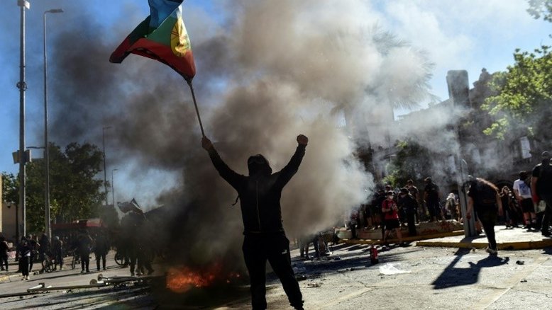 Atos pelo 2º aniversário da revolta social no Chile terminam em dois mortos e 450 detidos